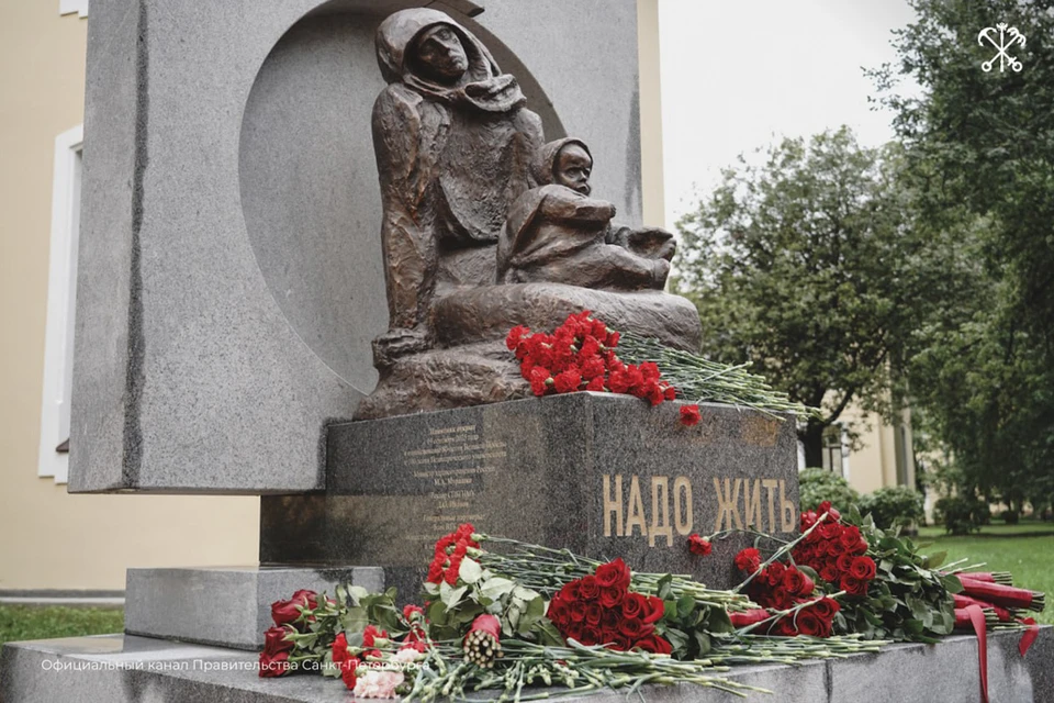 Памятник, посвященный медикам и матерям, пережившим блокадный Ленинград, открыли. Фото: t.me/spbprav