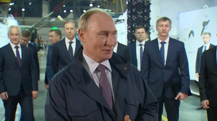 «У вас сегодня праздник - День оружейника!»: Владимир Путин посетил пермский оборонный завод