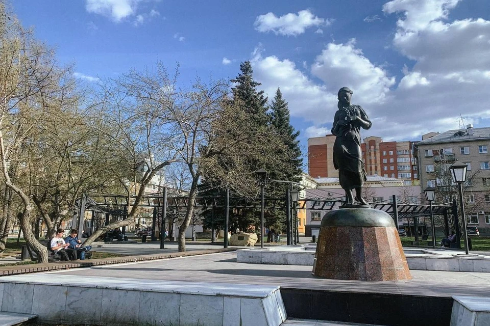 Теперь скульптура будет стоять в другом месте. Фото: Людмила Орлова.