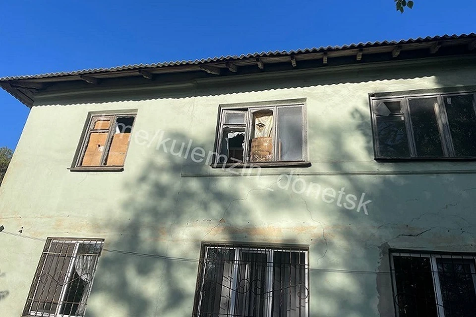 В результате обстрела ВСУ в Донецке повреждены территориальный центр и колледж. Фото: ТГ/Кулемзин