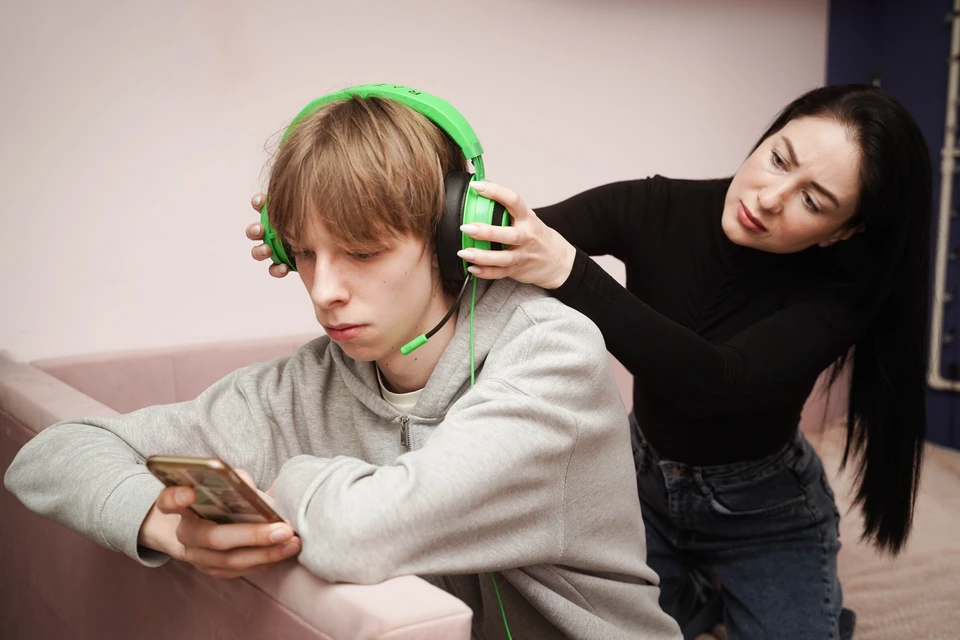Острая реакция ребенка на отсутствие устройства сигнализирует о развитии зависимости
