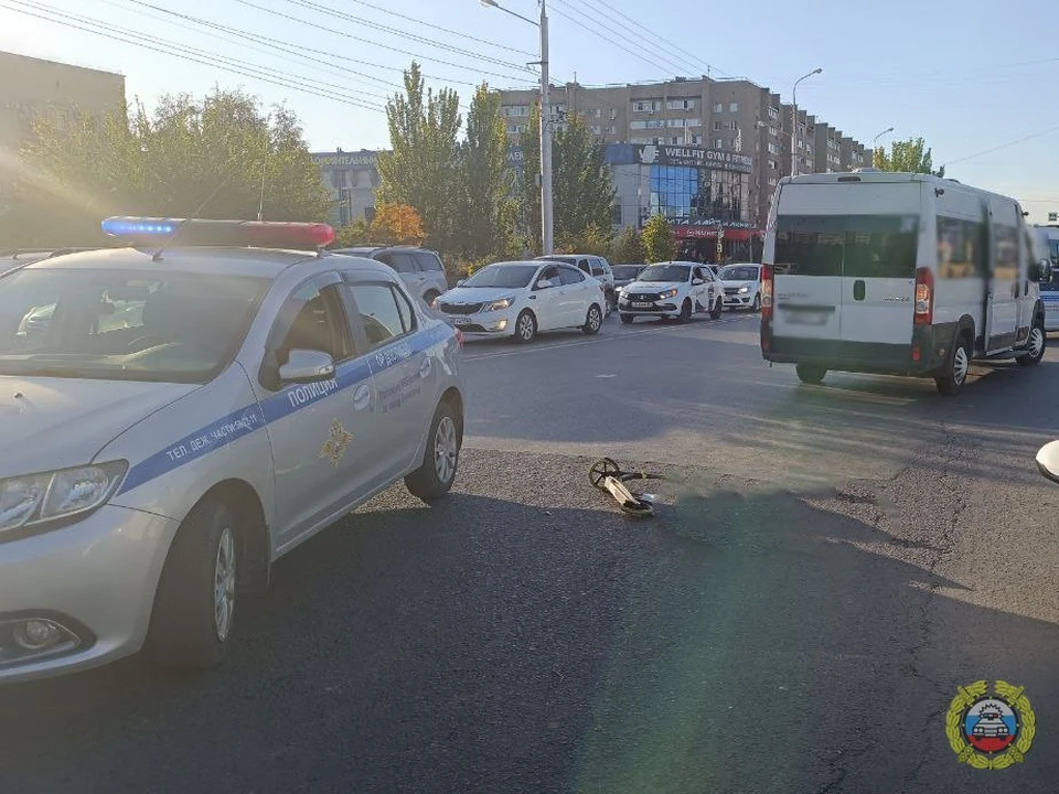 ДТП случилось на оживленной проезжей части.