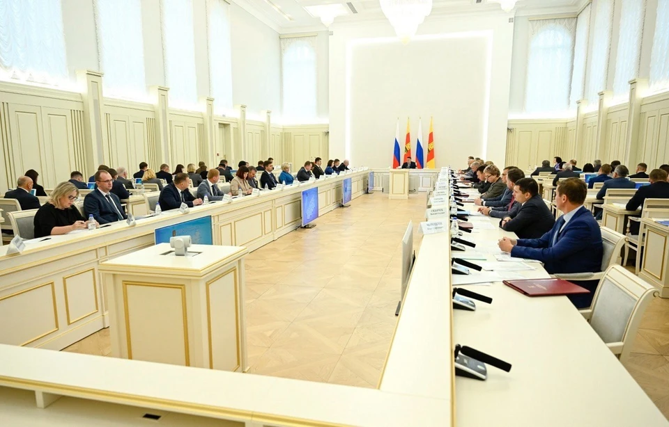 Губернатор Игорь Руденя подвел итоги летней оздоровительной кампании. Фото: Эдуард Бредихин/ Пресс-служба правительства Тверской области.