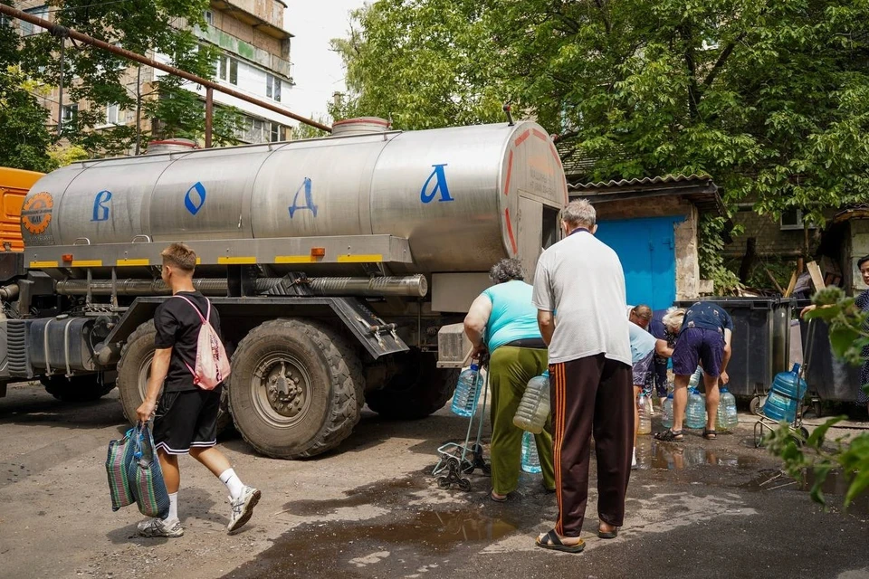 В ДНР постепенно отказываются от раздачи воды населению из автоцистерн и переходят к использованию стационарных резервуаров. Фото (архив): ТГ/Макаров