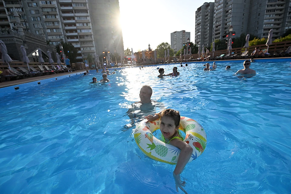 Несмотря на жаркую летнюю погоду, стать морским курортом Москве не суждено, но зимы будут становиться мягче
