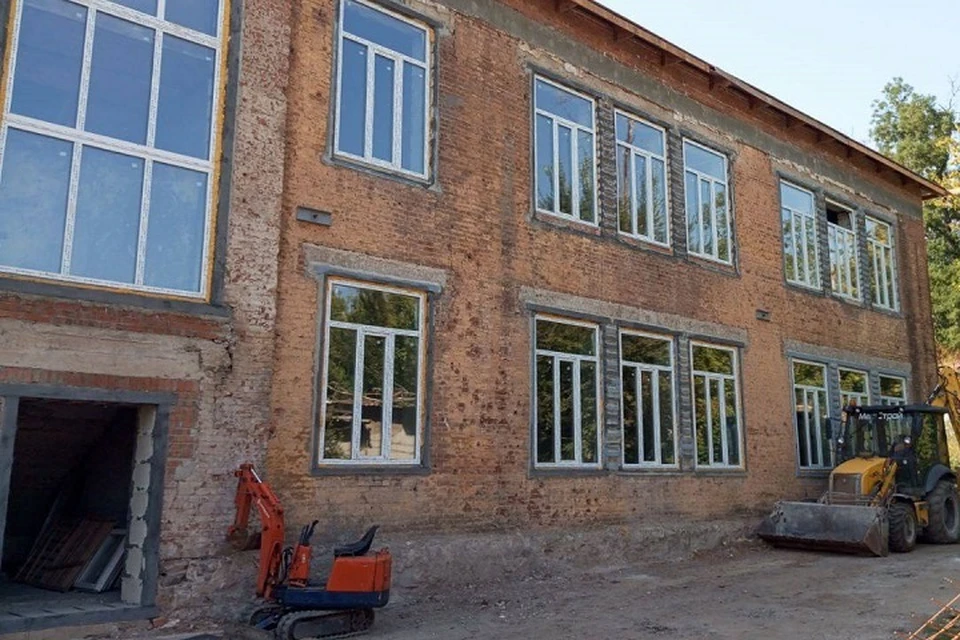 В Приморском районе Мариуполя восстанавливают школу №31. Фото: t.me/utnkr