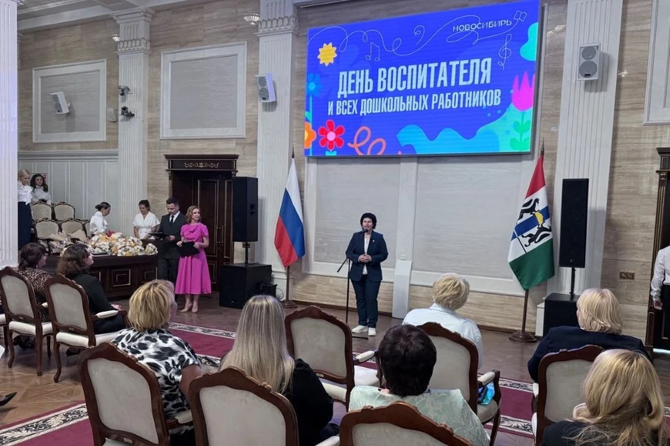 Церемония прошла в Правительстве региона накануне Дня дошкольного работника. Фото: пресс-служба Правительства Новосибирской области.