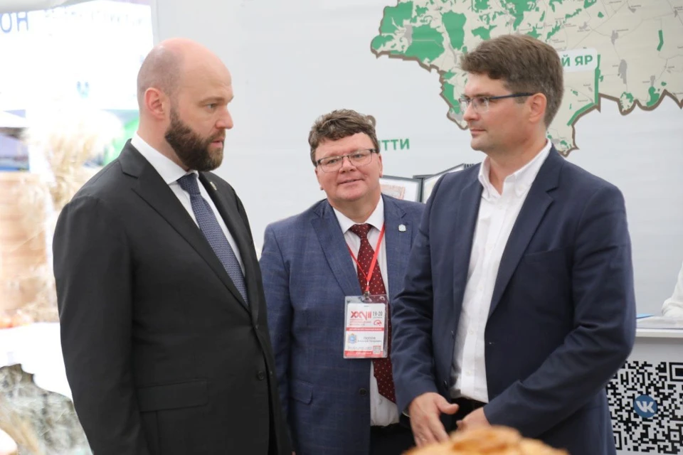 Председатель правительства Самарской области Михаил Смирнов знакомится с достижениями красноярского агропрома. Фото пресс-службы администрации Красноярского района