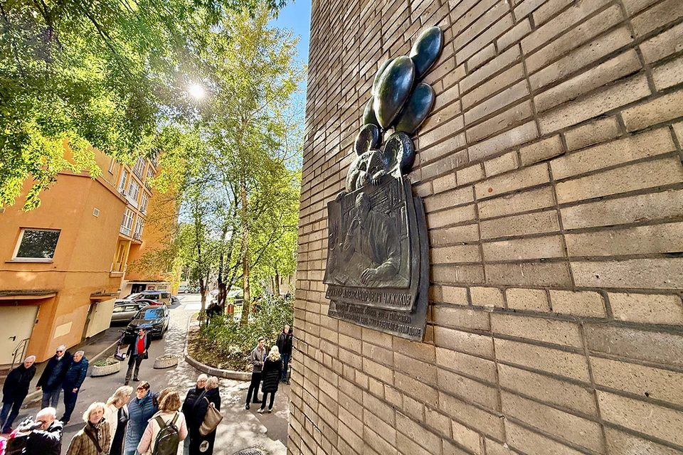 В Доме на Малой Грузинской, 28 у третьего подъезда появилась мемориальная доска художнику-иллюстратору Виктору Чижикову.