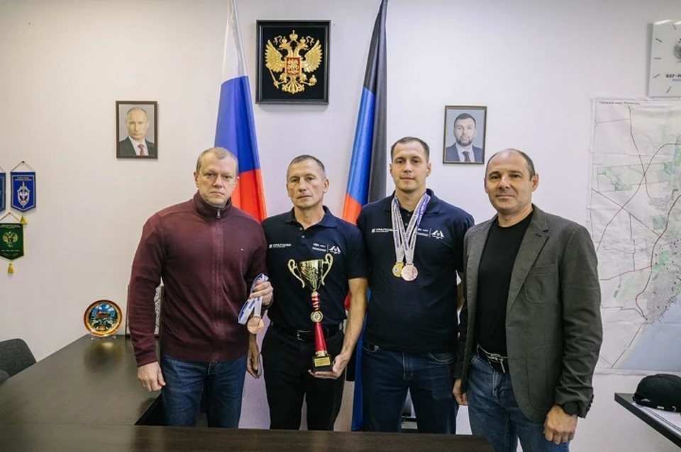 Глава Мариуполя поздравил спортсменов с бронзовыми медалями по мини-водному поло. Фото: ТГ/Кольцов