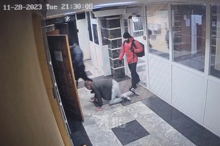 «Заставлял ползать и кричать: “Я тигр!”»: полицейского обвинили в издевательствах над задержанным