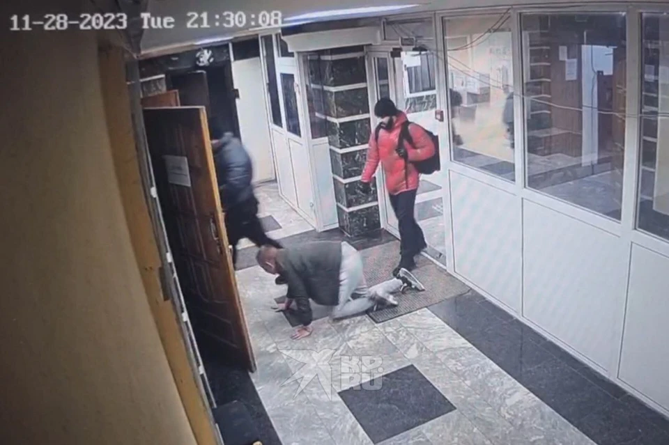 Задержанный ползал на четвереньках, пока полицейский шел позади него. Фото: скриншот с видео