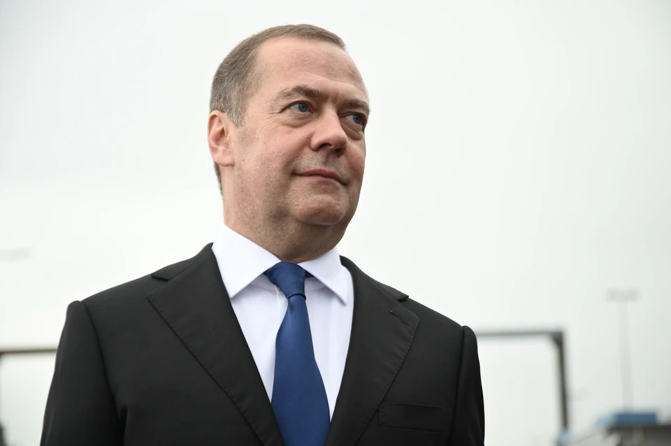 Медведев описал заявление о подлодках США фразой о черной кошке в темной комнате