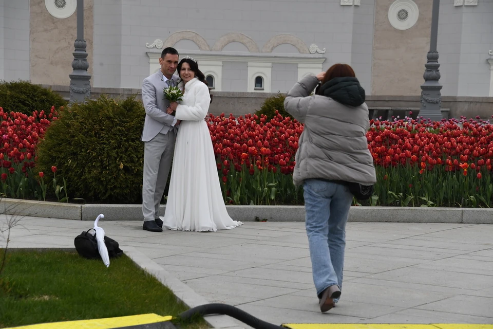 Молодоженов предупредили о навязчивых фотографах у Дворца бракосочетания в Новосибирске.