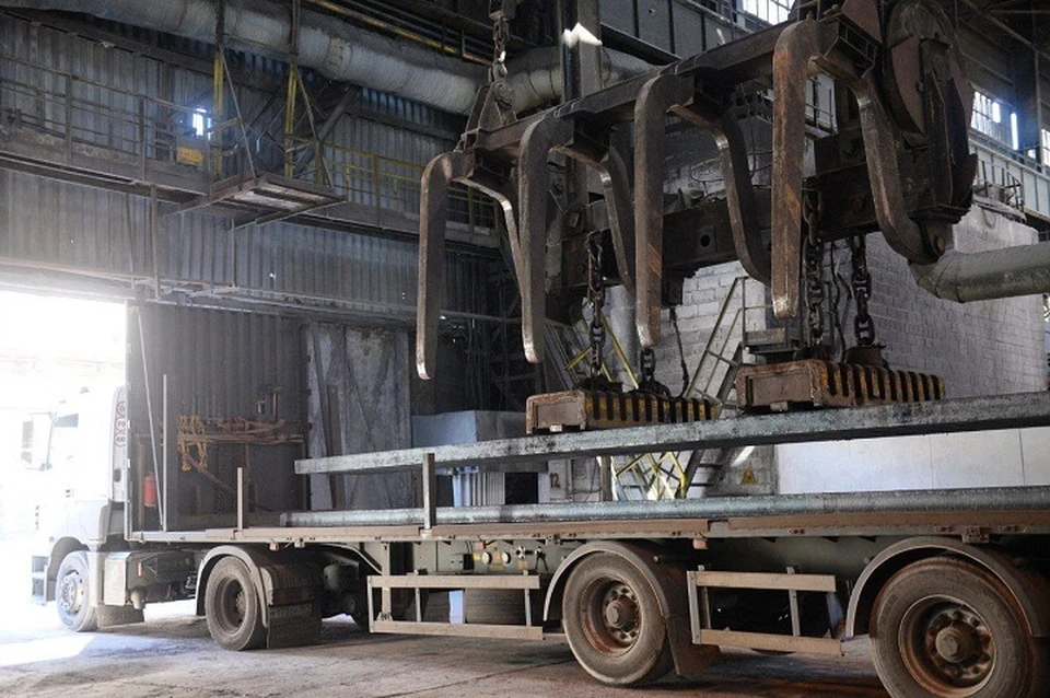 Енакиевский металлургический завод начал отгрузку заготовок автотранспортом. Фото: Министерство промышленности и торговли ДНР