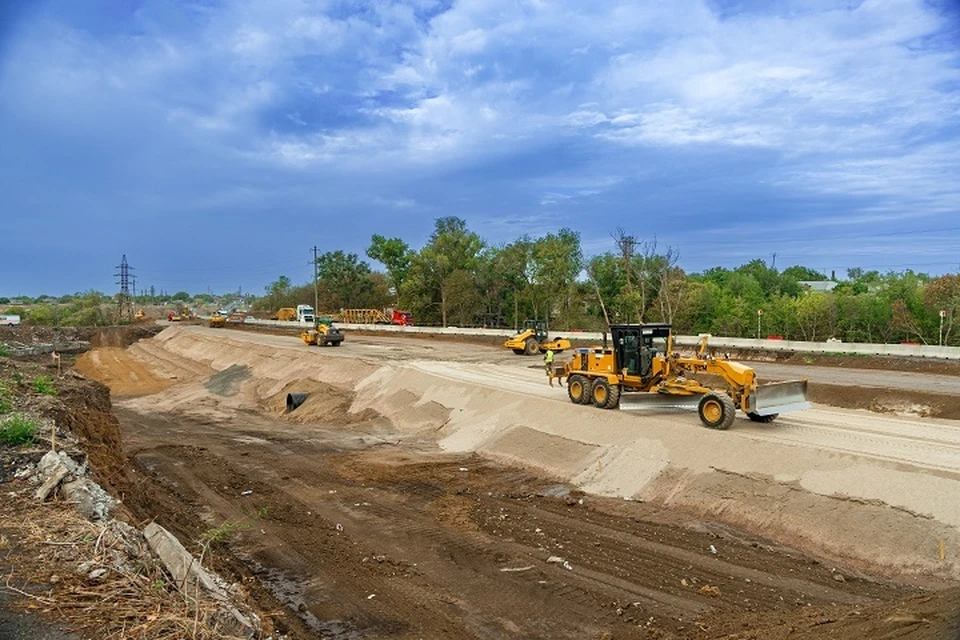 На отдельных участках будущей дороги уже уложены порядка 600 тысяч кубометров земляного полотна. Фото: Росавтодор