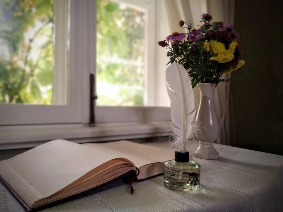 Фото: Станислав Лебедев, музей-усадьба «Михайловское». Аромадиффузор поставили рядом с книгой для отзывов посетителей дома-музея.