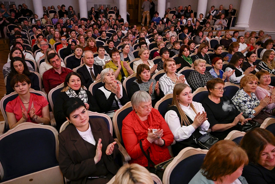 Педагогов поздравляли в стенах филармонии. Фото: ПТО/Эдуард Бредихин
