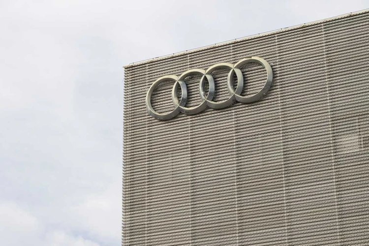 Без колец и задорого: в России начались продажи нового Audi E5