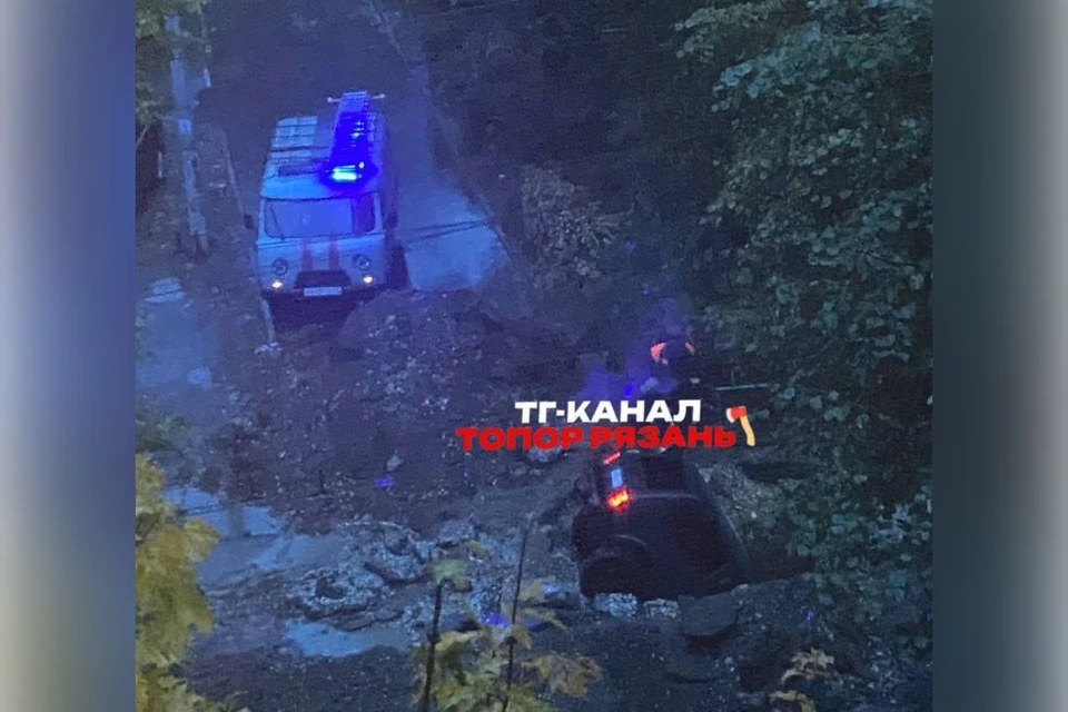 «Нива» провалилась в глубокую яму на улице Великанова в Рязани.