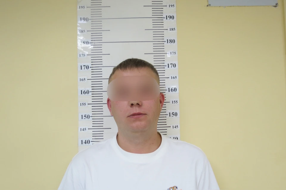 Тюменец купил алкоголь у бортпроводников, и, допив, начал требовать еще, но ему отказали. Фото: пресс-служба управления на транспорте МВД России по УрФО.