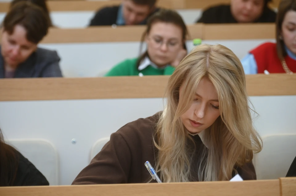 Школьники успешно сдали два экзамена ОГЭ.