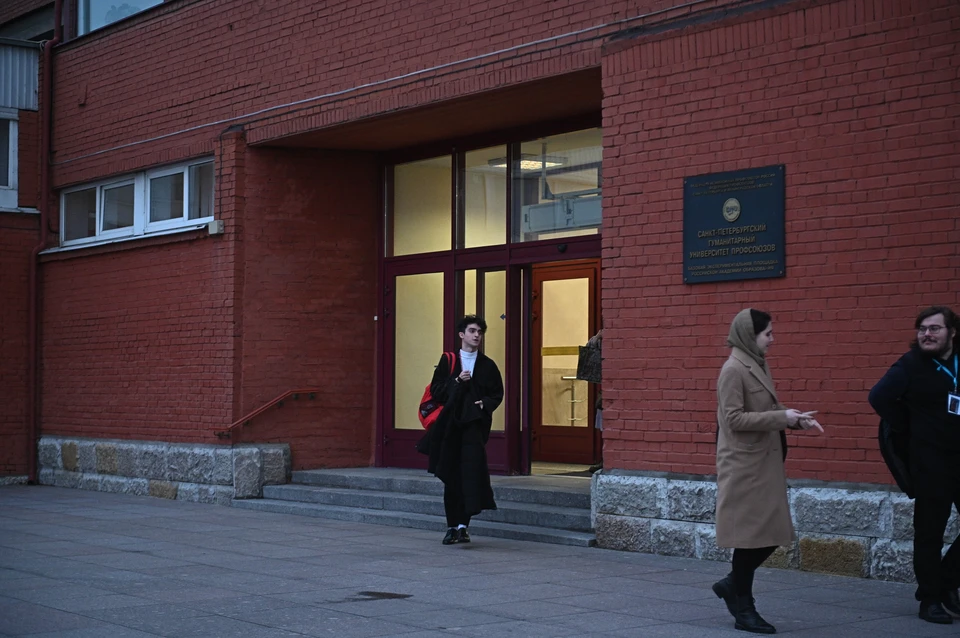 Студенты и преподаватели СПбГУП встали на защиту экс-ректора Запесоцкого.