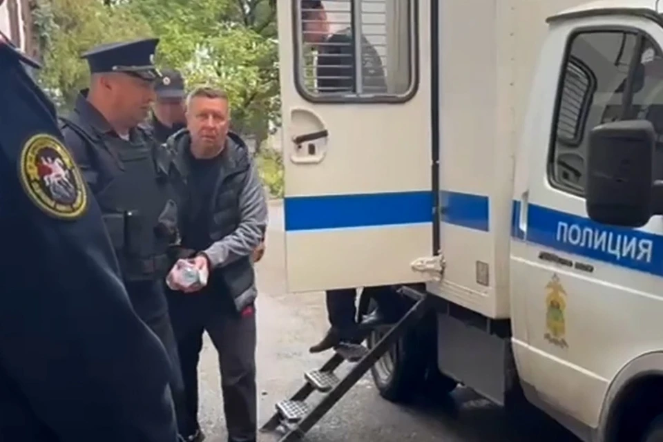 Сергею Лесю надели наручники. Фото: скриншот видео пресс-служба суда в Краснодаре