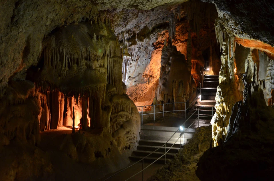 В Крым много пещер, на фото "Мраморная".
