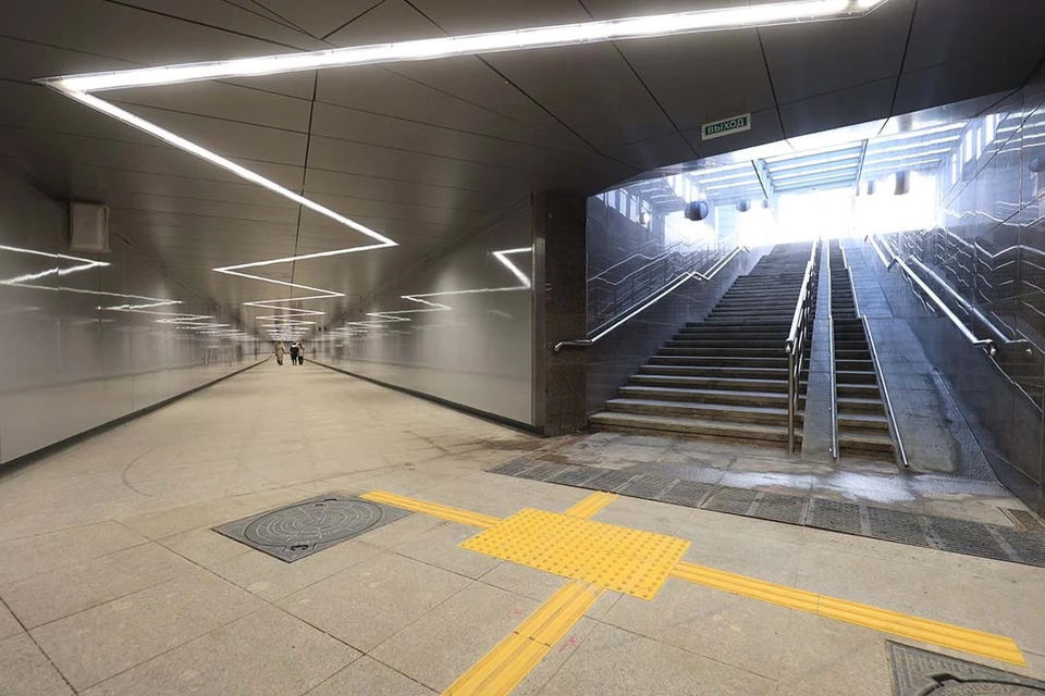 Ступеньки и пандусы защитили от образования наледи. Фото: Смольный