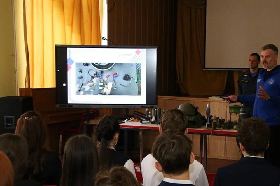 В школах ДНР проходят уроки по минной безопасности и оказанию первой помощи. Фото: МЧС России