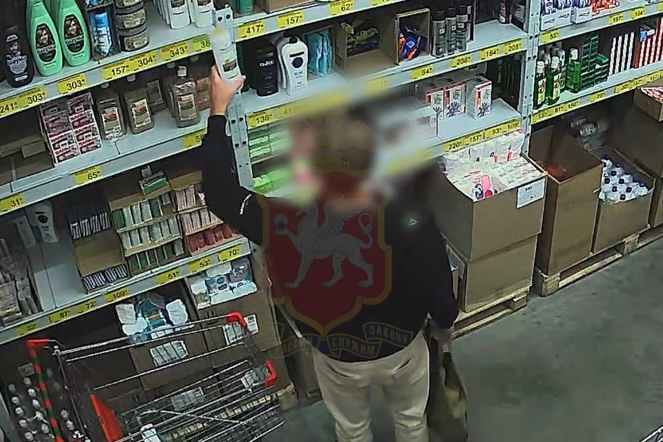 Действия подозреваемого зафиксировала камера видеонаблюдения. Фото: МВД Крыма