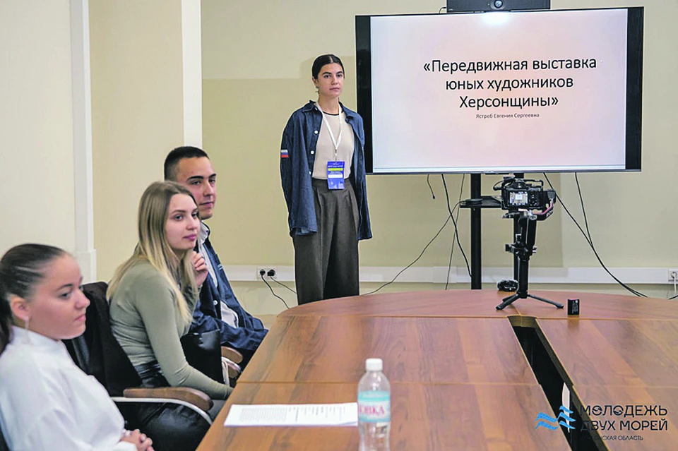Момент презентации проекта передвижной выставки юных художников. Министерство молодежной политики Херсонской области