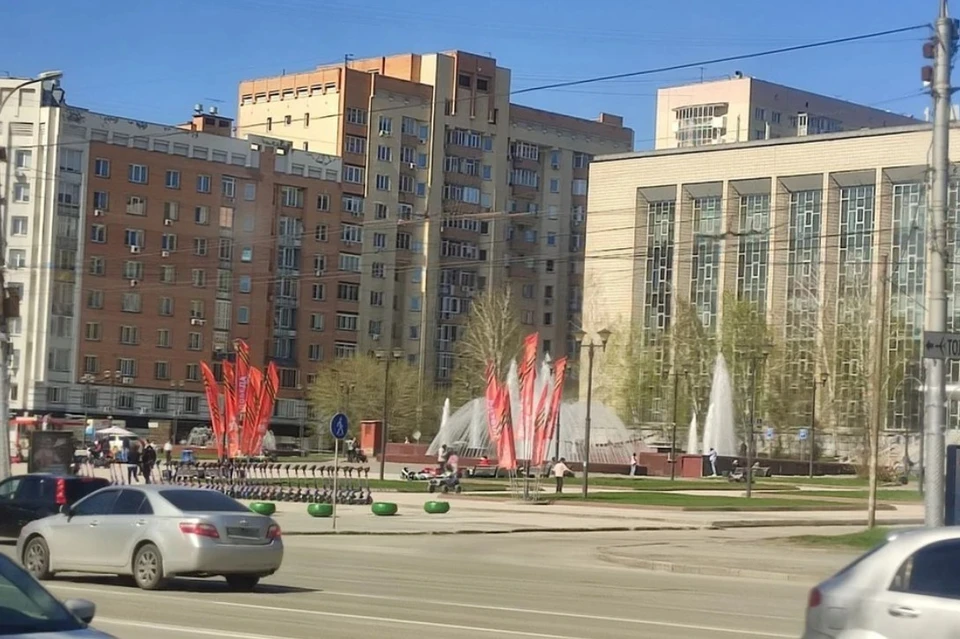 Площадь возле ГПНБ.