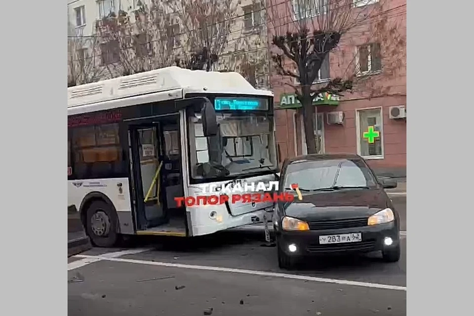 В Рязани произошло массовое ДТП с участием автобуса. Фото: Топор.