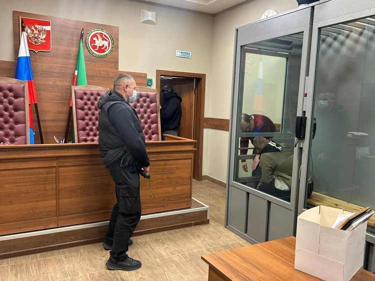 В покушении на убийство женщины в Казани обвинили мужа-бизнесмена и он заплакал: "Я ее люблю, пальцем ее не тронул"