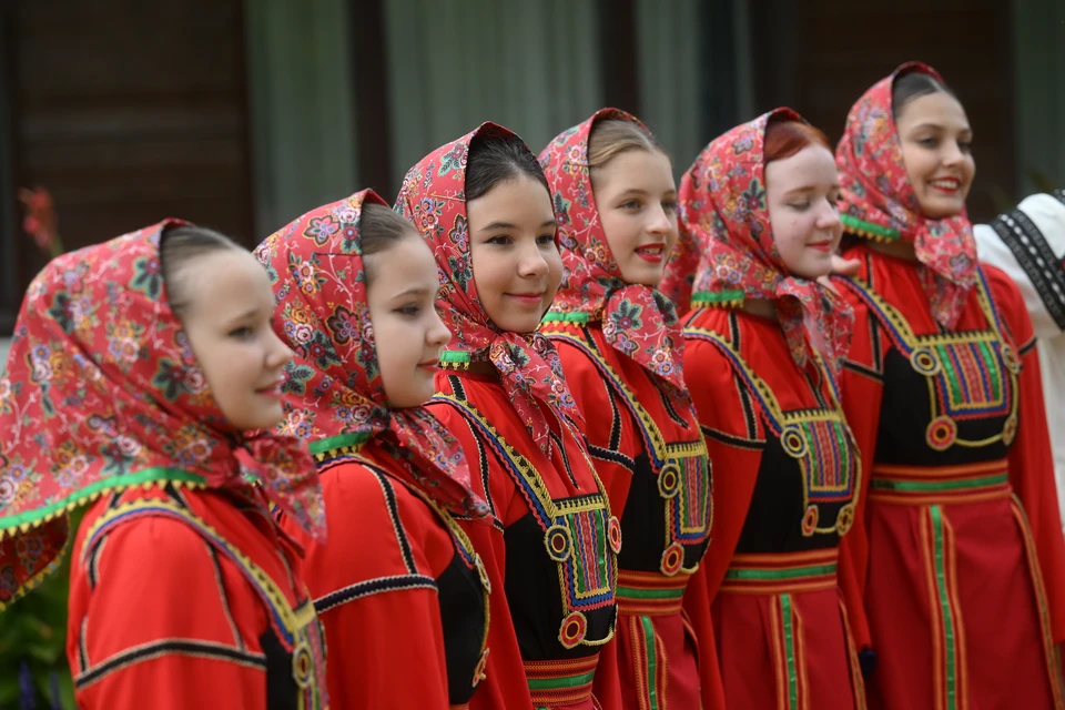 В Нерюнгри открылась выставка творчества многодетных семей