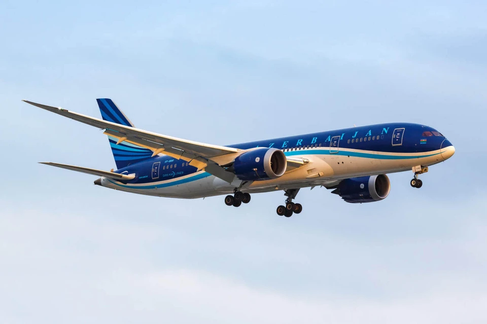 Круживший над Петербургом аэробус AZAL выкатился за полосу при посадке
