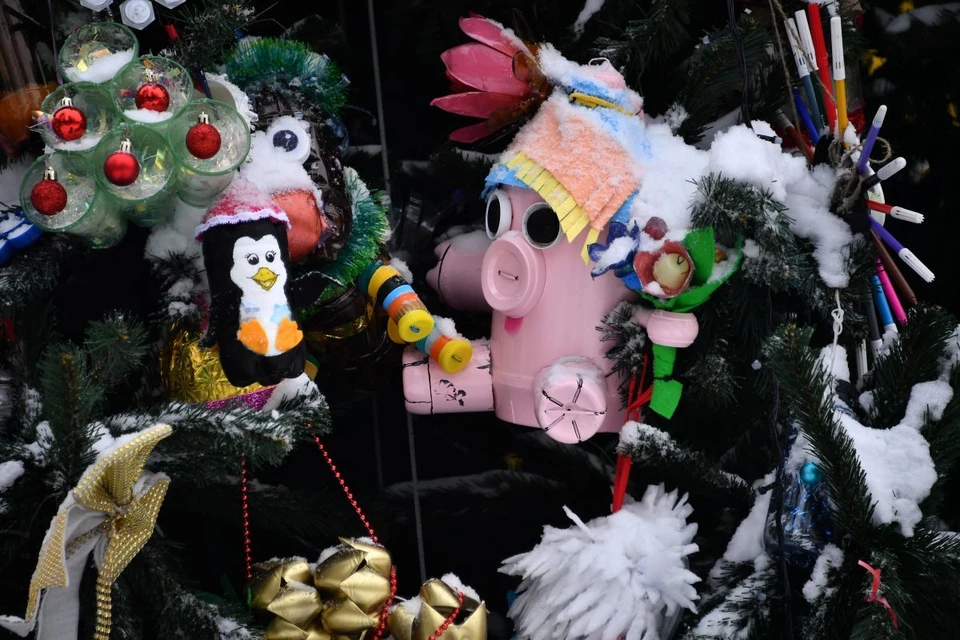 Самые яркие украшения можно будет увидеть на главной экоелке страны в Московском зоопарке