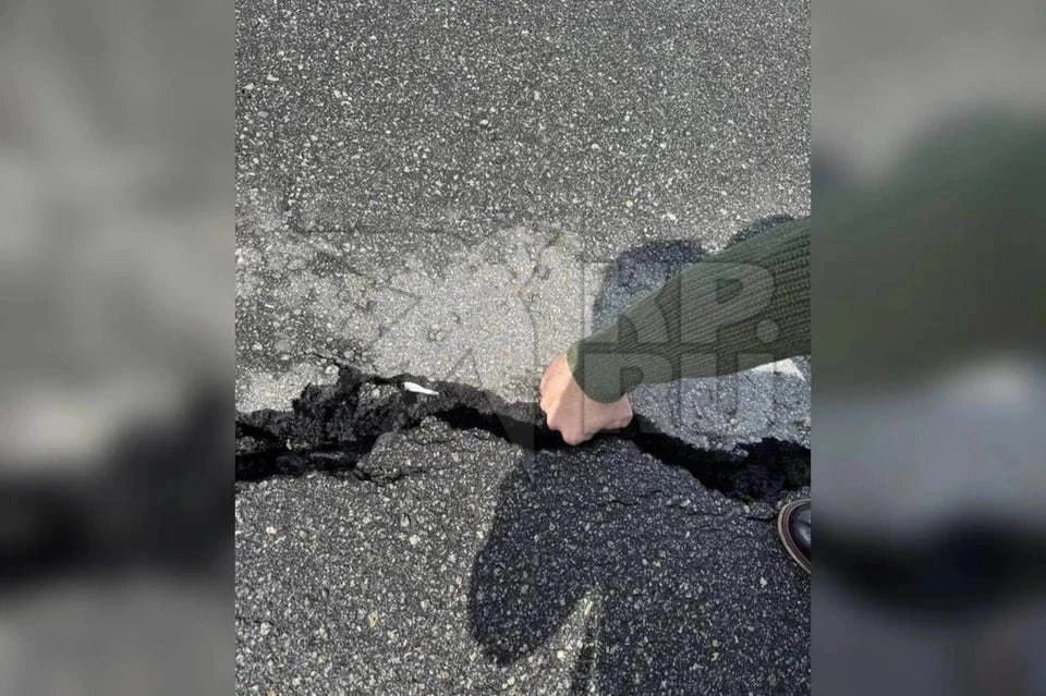 Из-за возведения новостройки на придомовой территории пошли трещины. Фото: читатель "КП"