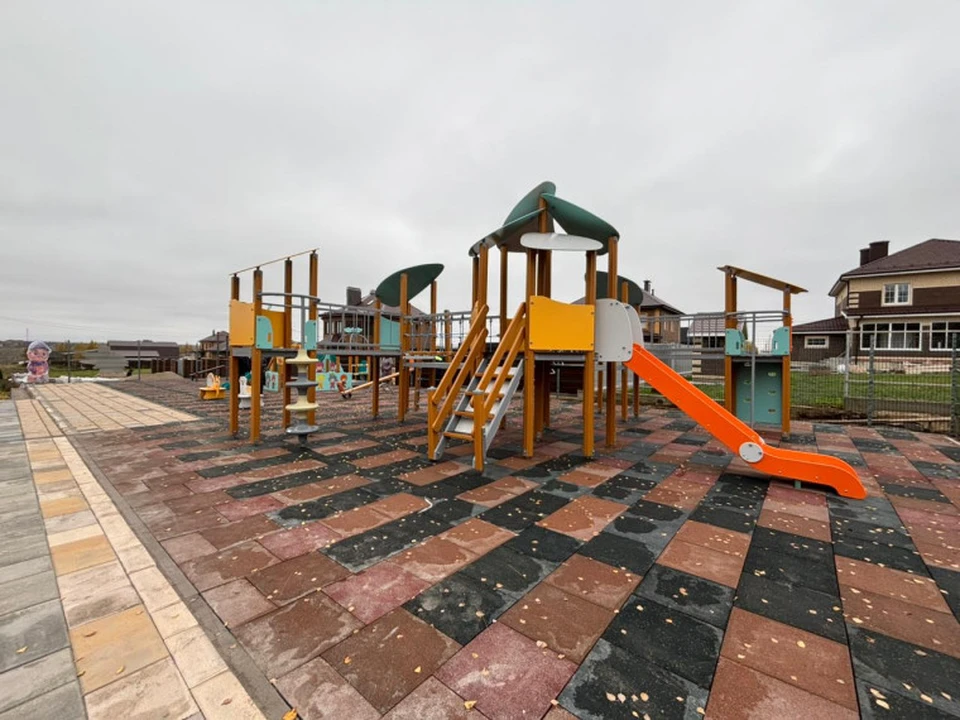 Новая детская площадка появилась в тульской деревне Судаково.