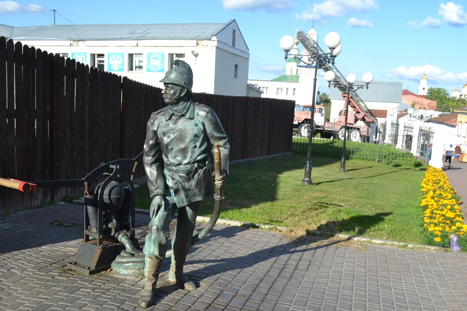 В селе Ленинском ЕАО открыли памятник пожарным