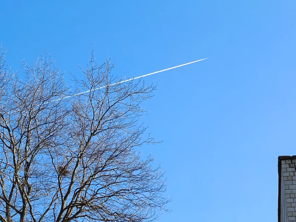 В Ростове на месте падения БПЛА коммунальные службы приступили к уборке территории.