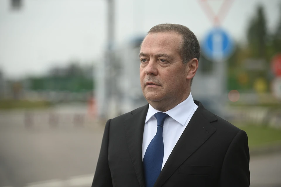Первый зампред Совбеза РФ Дмитрий Медведев оценил выбор Трампа, который погряз в объятиях Европы