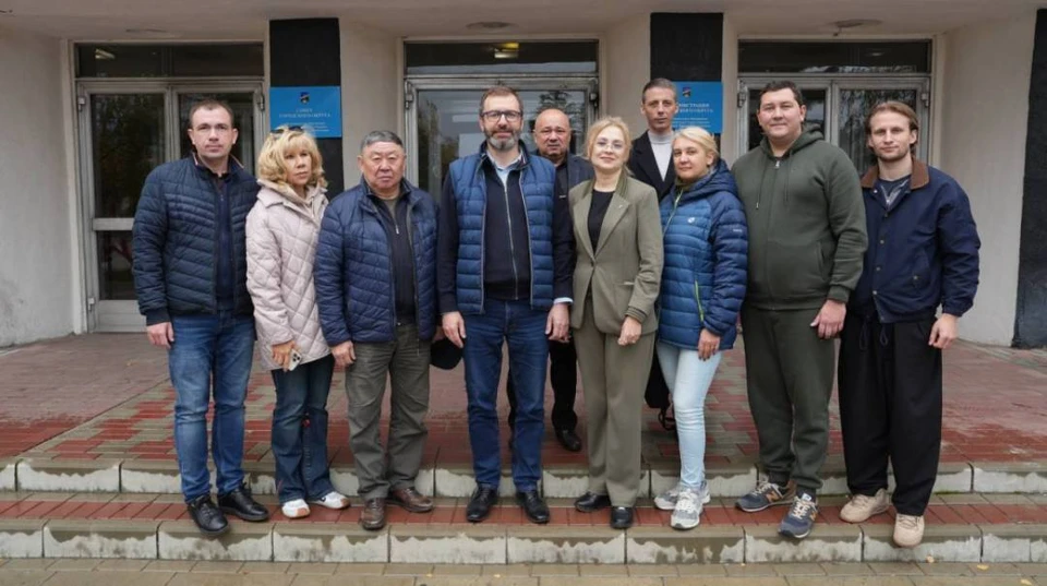 В город Кировск ЛНР депутаты направили строительные материалы для ремонта здания спортивной школы.