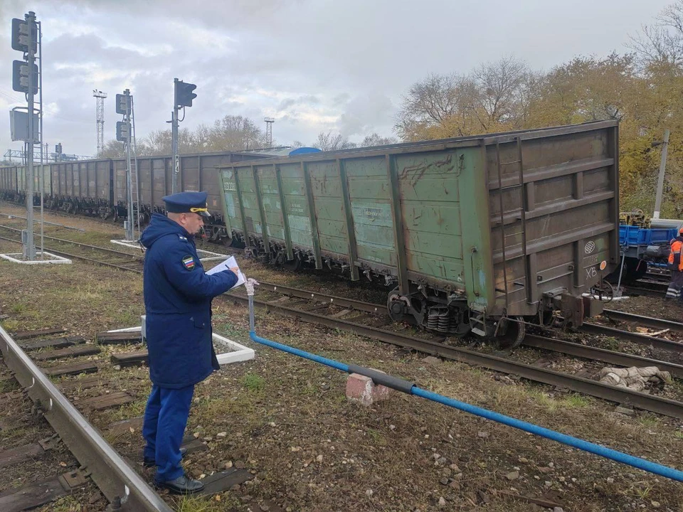 В Засвияжье Ульяновска сошел с рельсов грузовой вагон со щебнем | ФОТО: Приволжская транспортная прокуратура