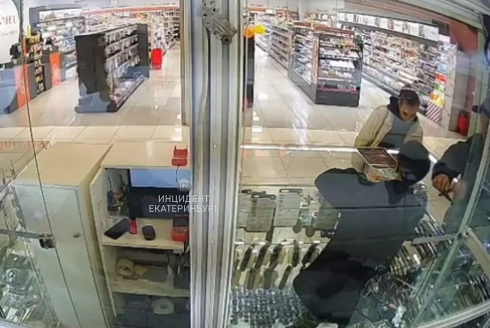 Мужчина осматривал товар в точке. Фото: скриншот видео