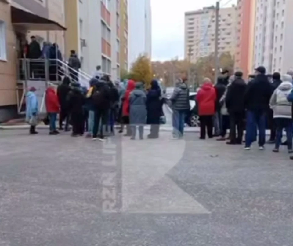 У поликлиники №11 в Дашково-Песочне выстроилась огромная очередь на холтер. Фото: Rzn_Life