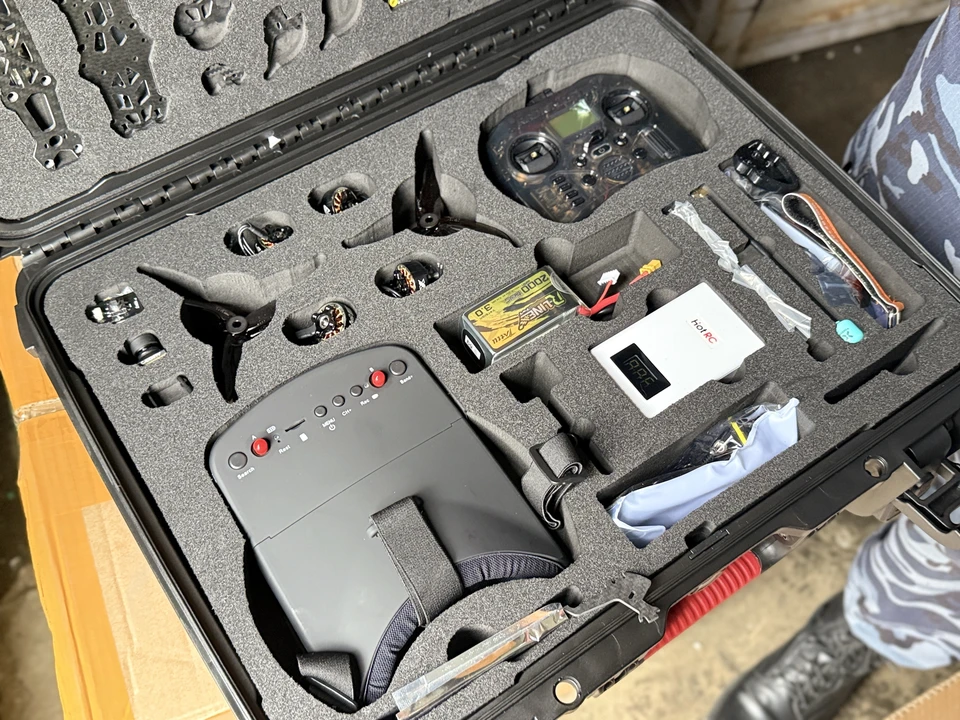 Шлемы и кейсы с комплектующими для сборки дронов не были указаны в сопроводительных документах. Фото: Самарская таможня