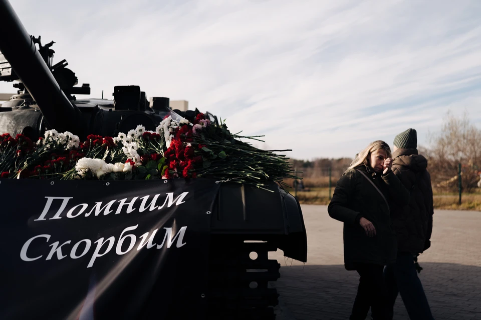 От горя люди не могли сдержать слез.